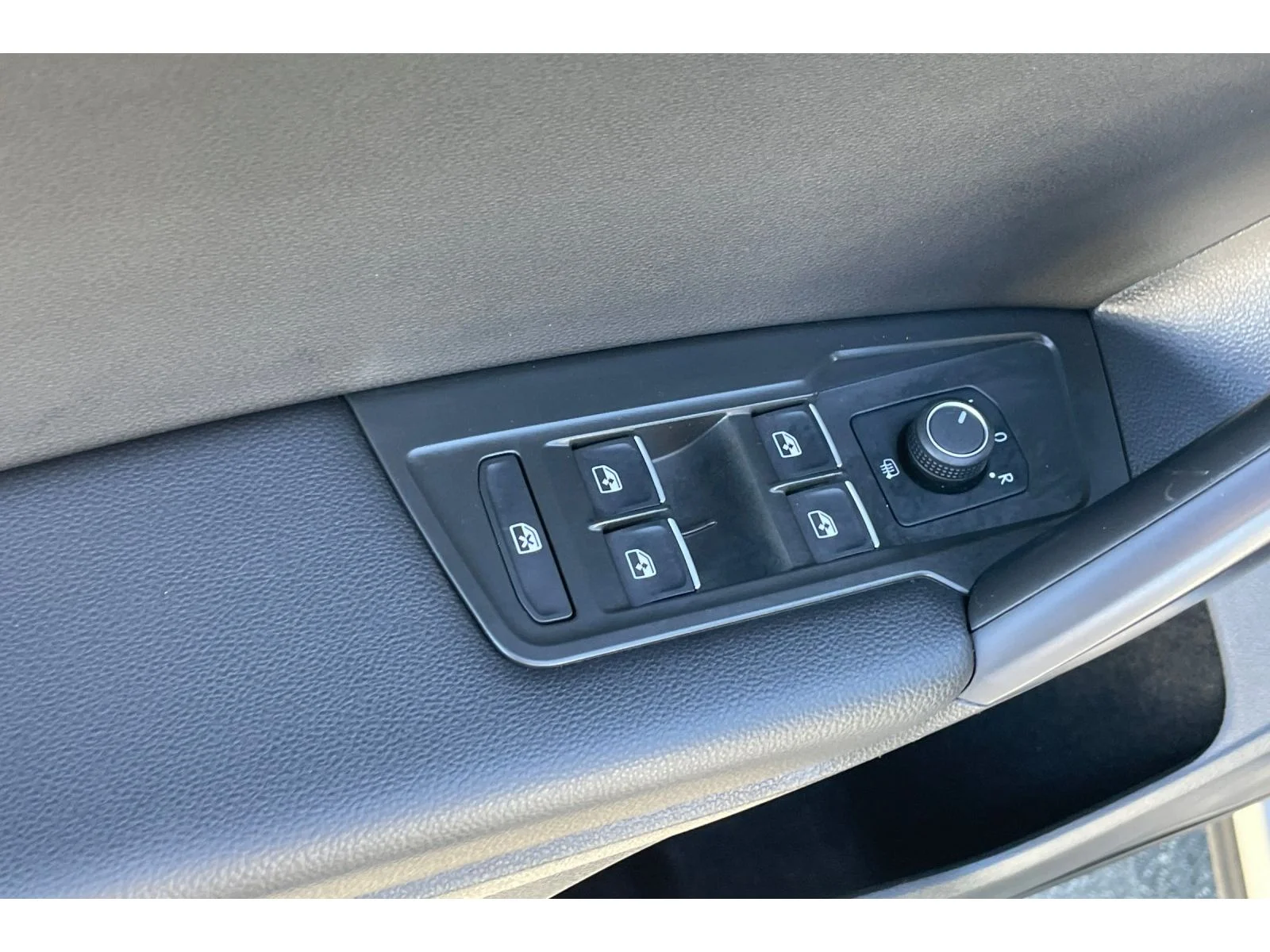 Used 2021 Pyrite Silver Metallic Volkswagen SE image 11