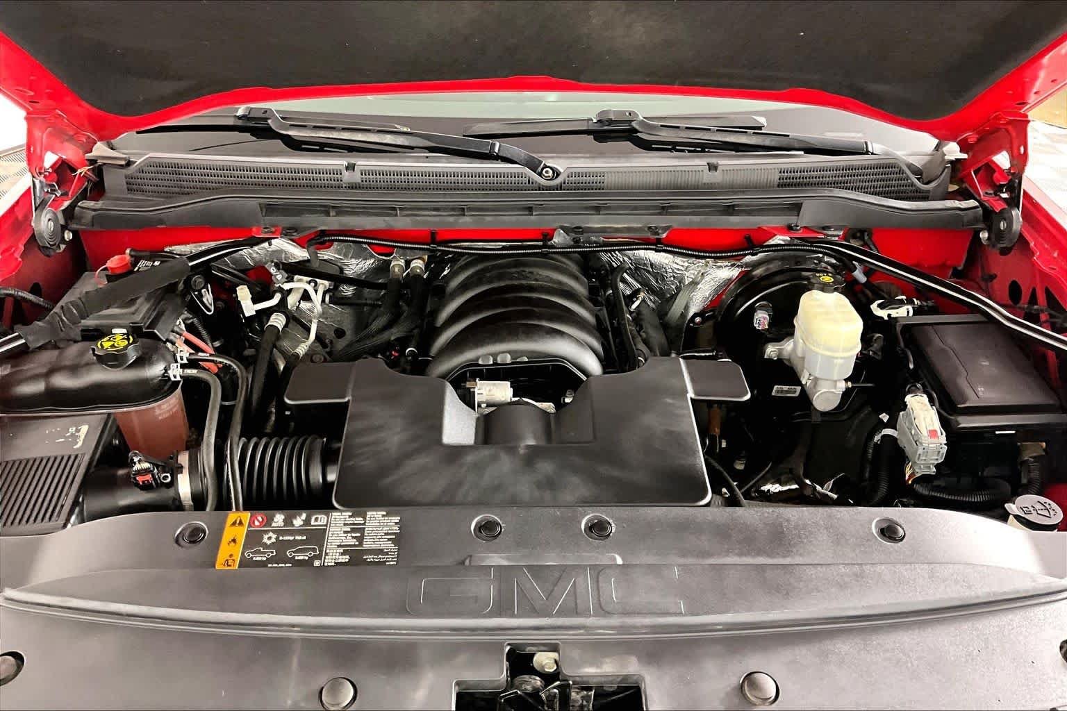 Used 2018 Cardinal Red GMC SLE image 30