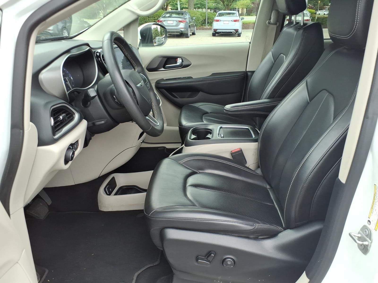 Used 2023 Bright White Clearcoat Chrysler Touring L image 10