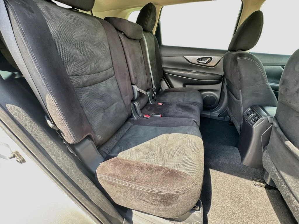 Used 2014 Silver Nissan SV image 32
