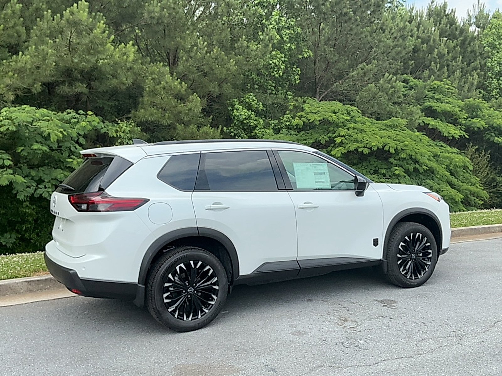 New 2026 Everest White Pearl Tricoat Nissan Dark Armor image 2