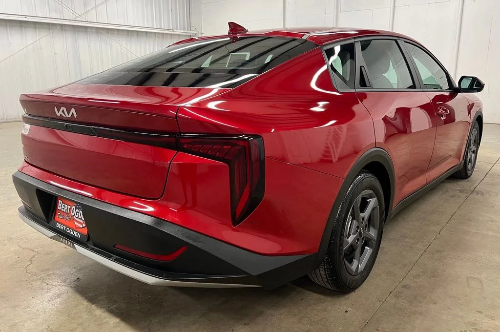 Used 2025 Red Kia LXS image 4