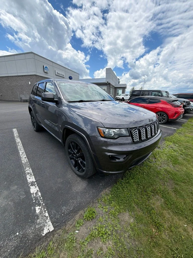 Used 2021 Gray Jeep Laredo X image 1