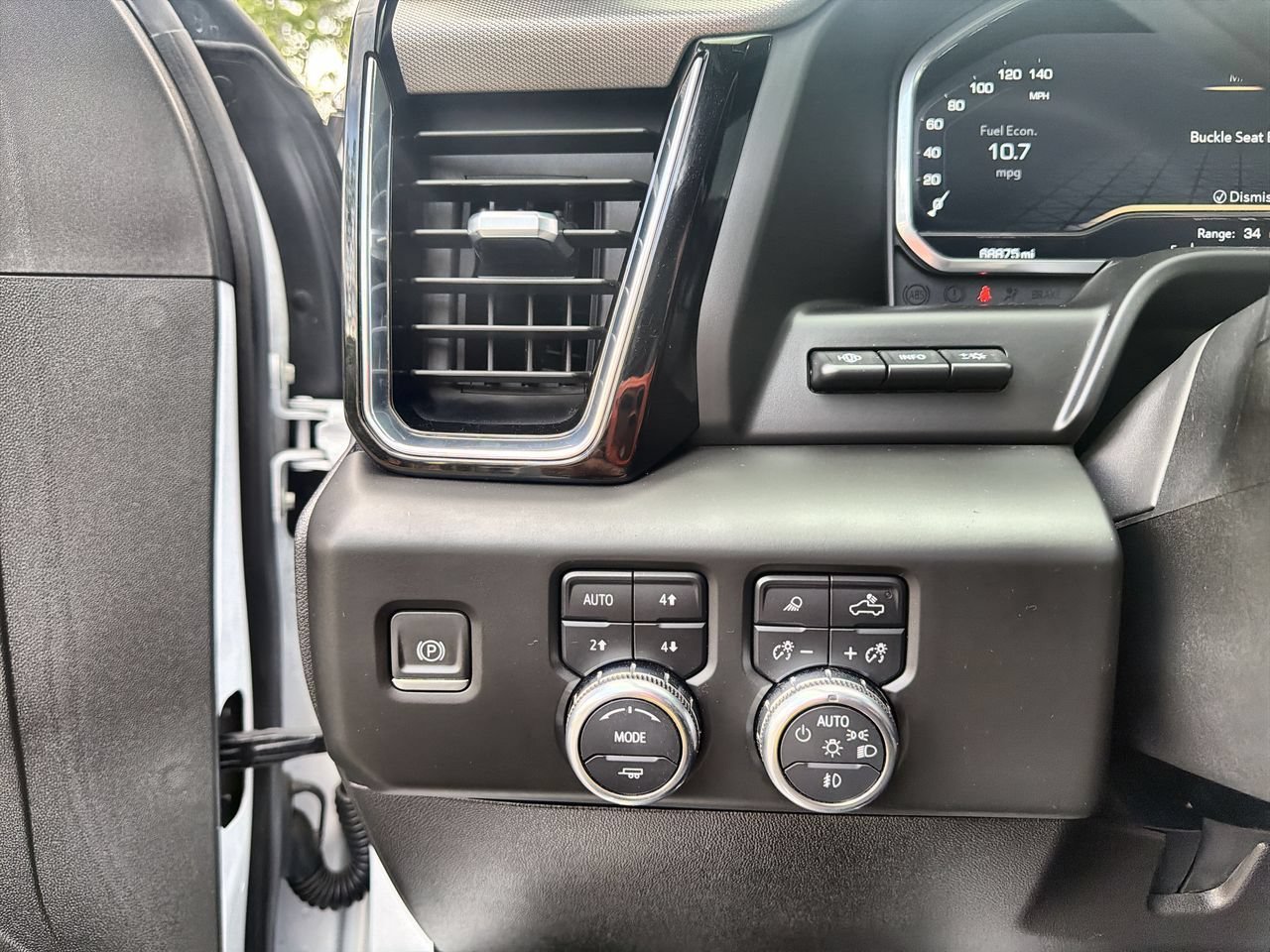 Used 2024 White Frost Tricoat GMC Denali image 15