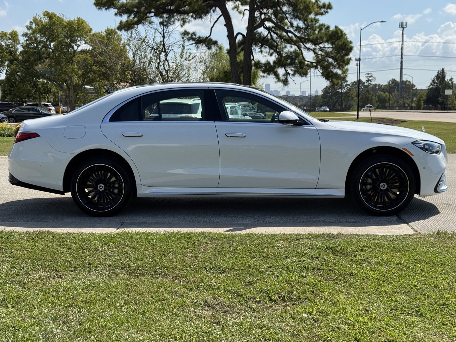 New 2026 MANUFAKTUR Moonlight White Metallic Mercedes-Benz S 580 image 25
