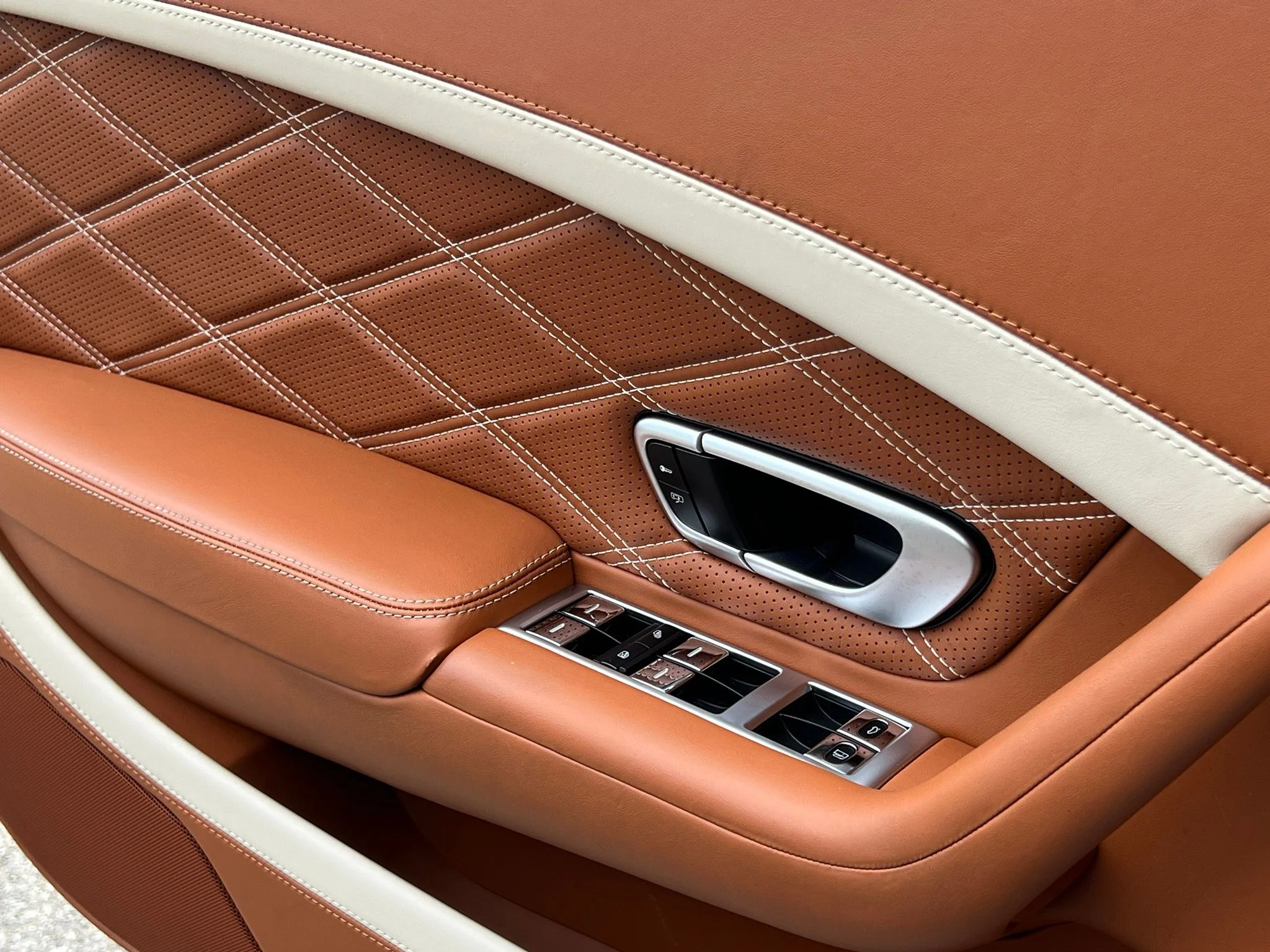 Used 2015  Bentley Speed image 35