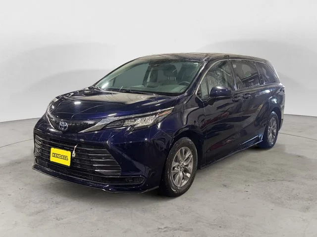 2022 Toyota Sienna LE 8-Passenger Hybrid AWD's photo