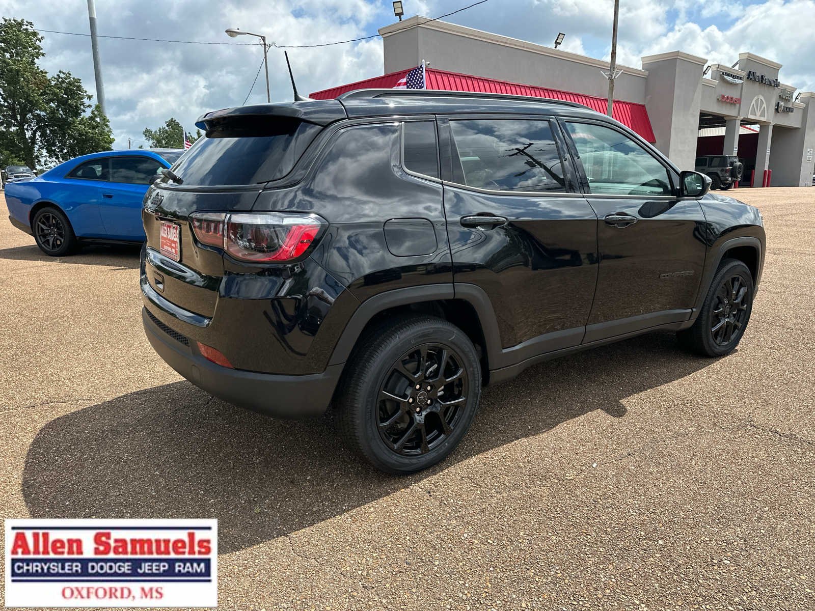 New 2026 Diamond Black Crystal Pearl-Coat Exterior Paint Jeep Latitude image 3