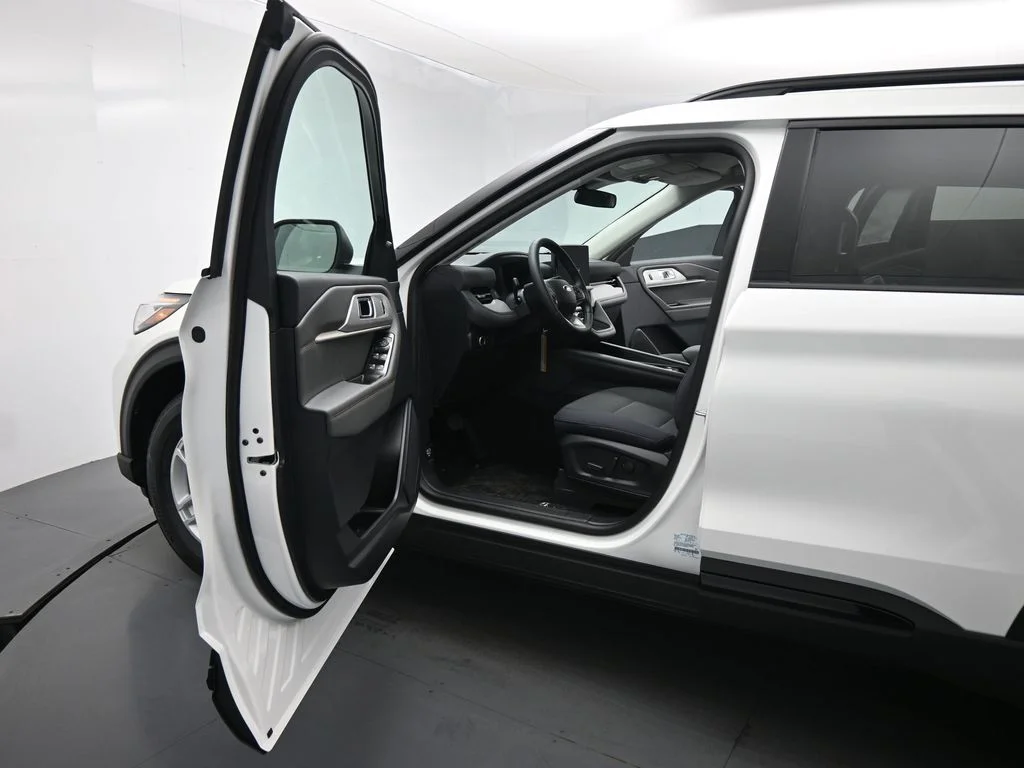 New 2026 Star White Metallic Tri-Coat Ford Active image 8