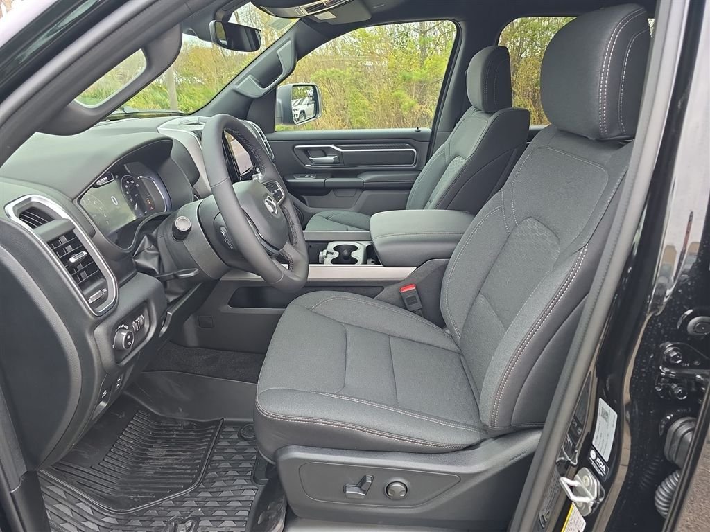 New 2026 Diamond Black Crystal Pearl-Coat Exterior Paint RAM Big Horn/Lone Star image 17