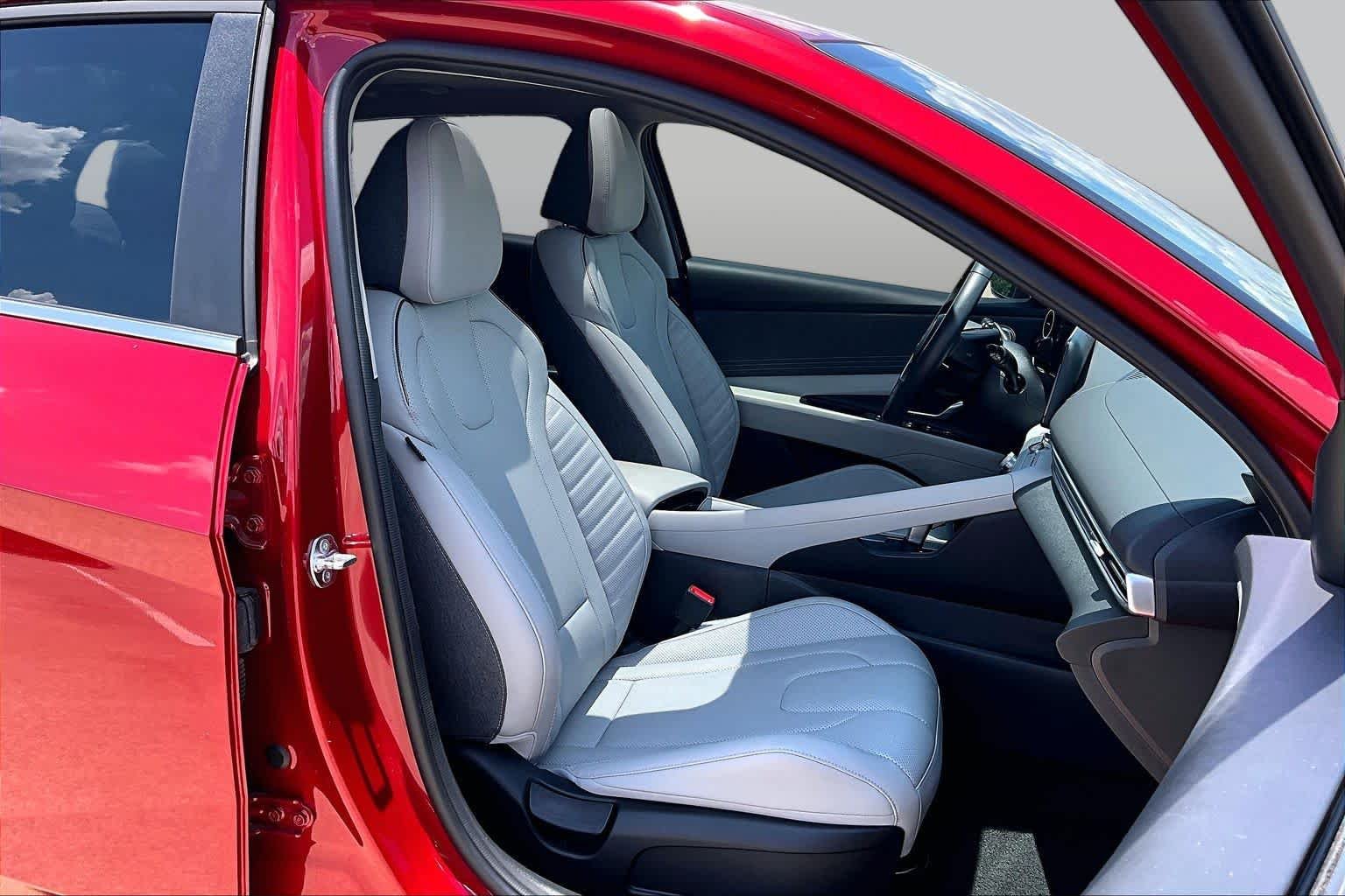 2025 Hyundai Elantra Limited - Photo 8