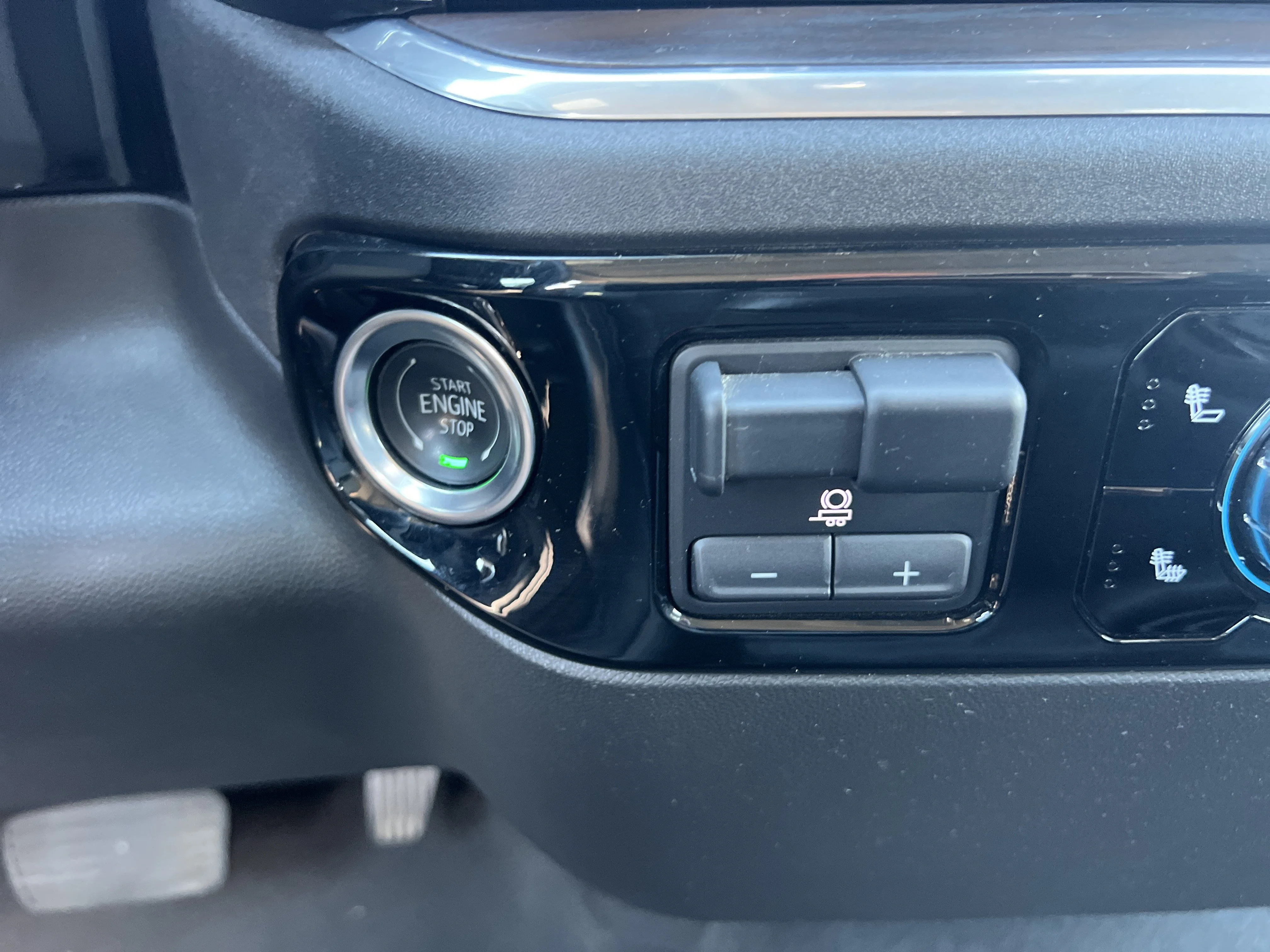 Used 2025 Summit White GMC SLT image 18
