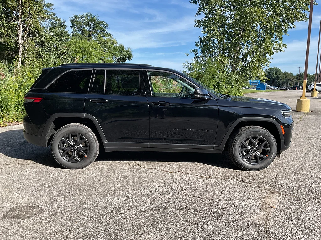 New 2027 High Gloss Black Jeep Laredo Altitude image 4