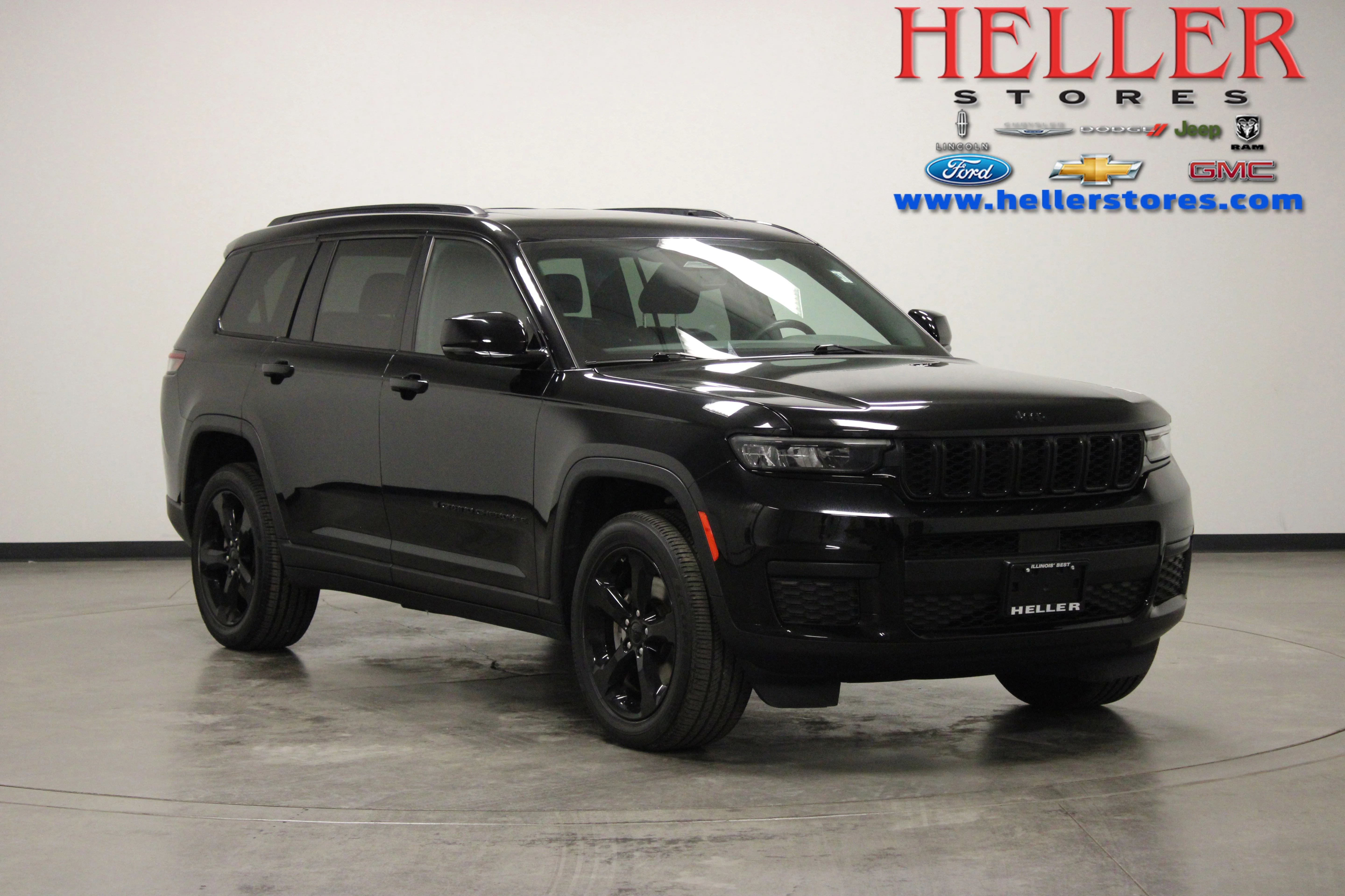 Used 2023 Diamond Black Crystal Pearlcoat Jeep Altitude image 1