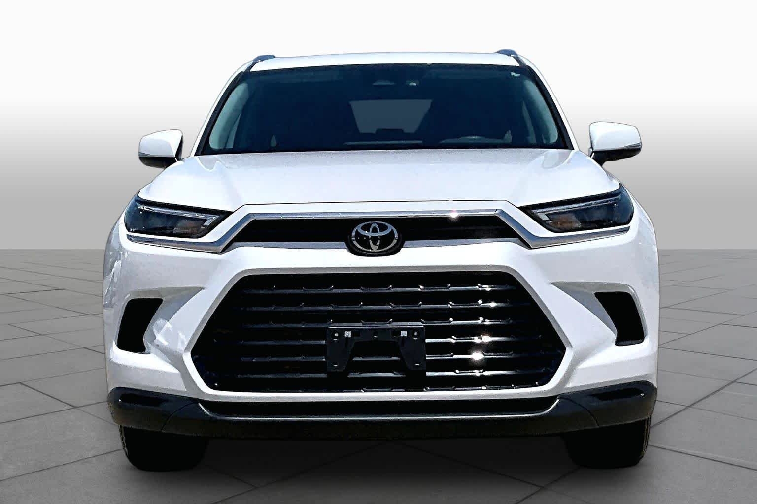 Used 2024 Wind Chill Pearl Toyota Hybrid XLE image 4
