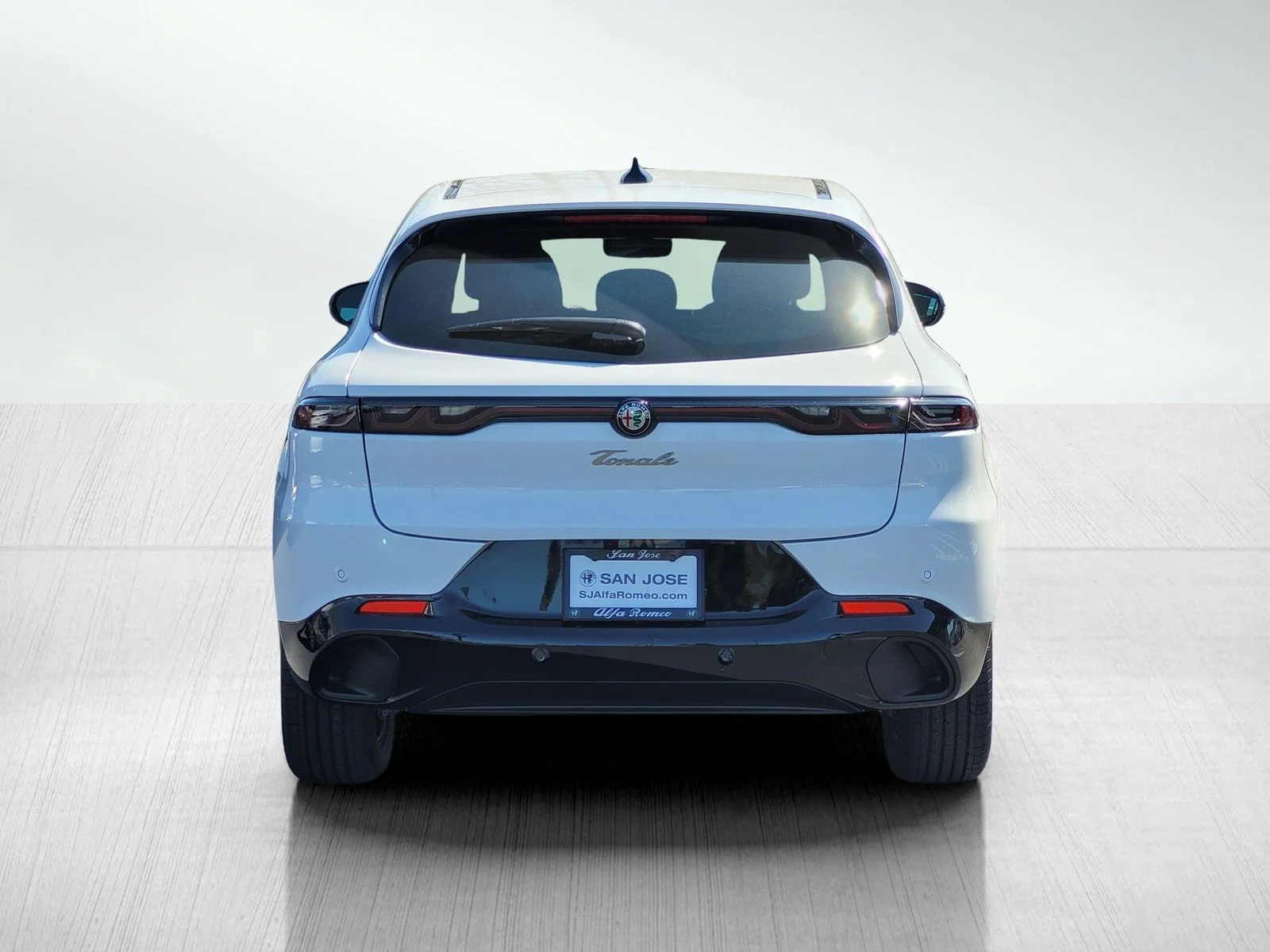 New 2025 Milano White Exterior Paint Alfa Romeo Base image 4