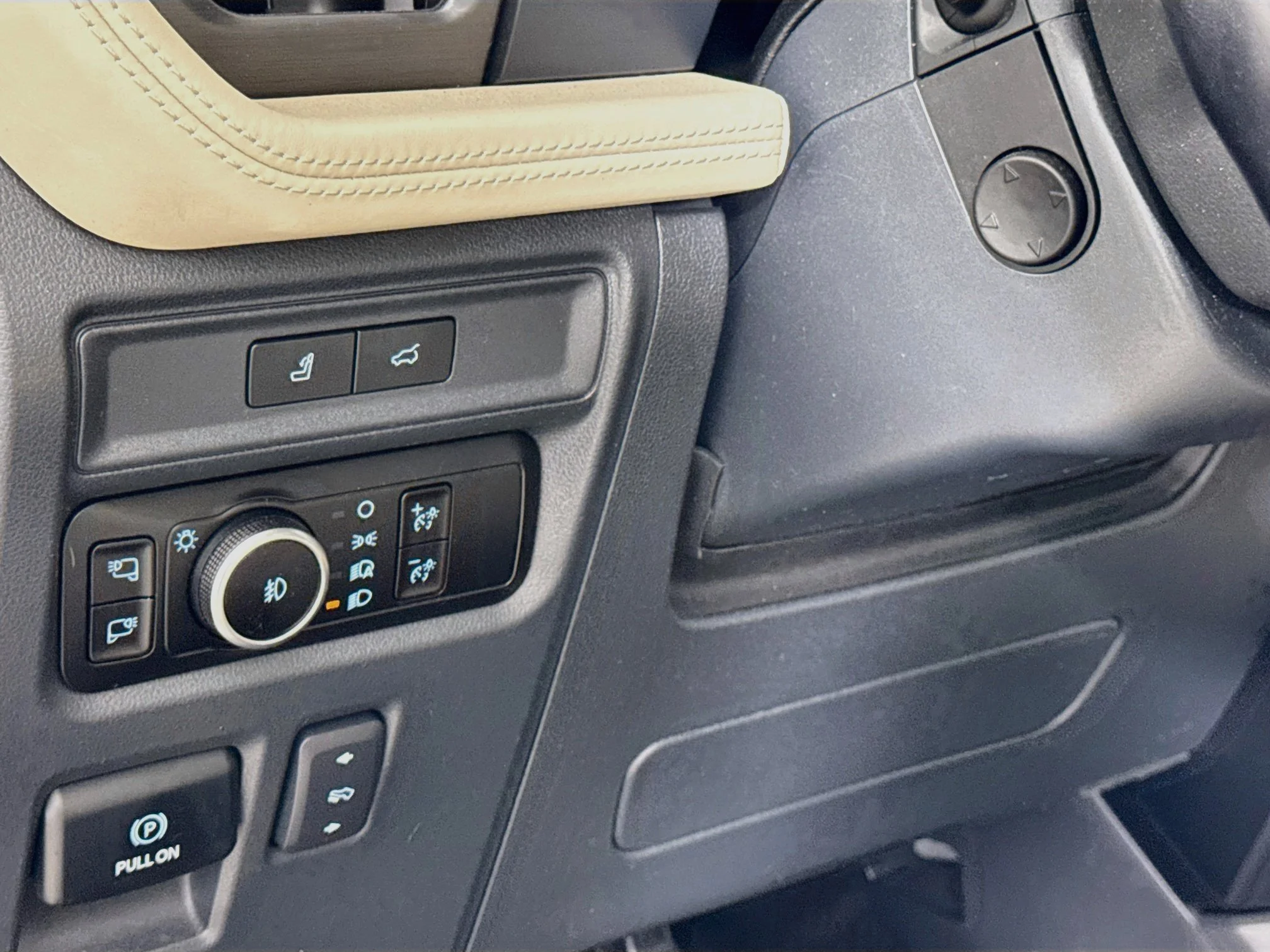 Used 2023  Ford Platinum image 12