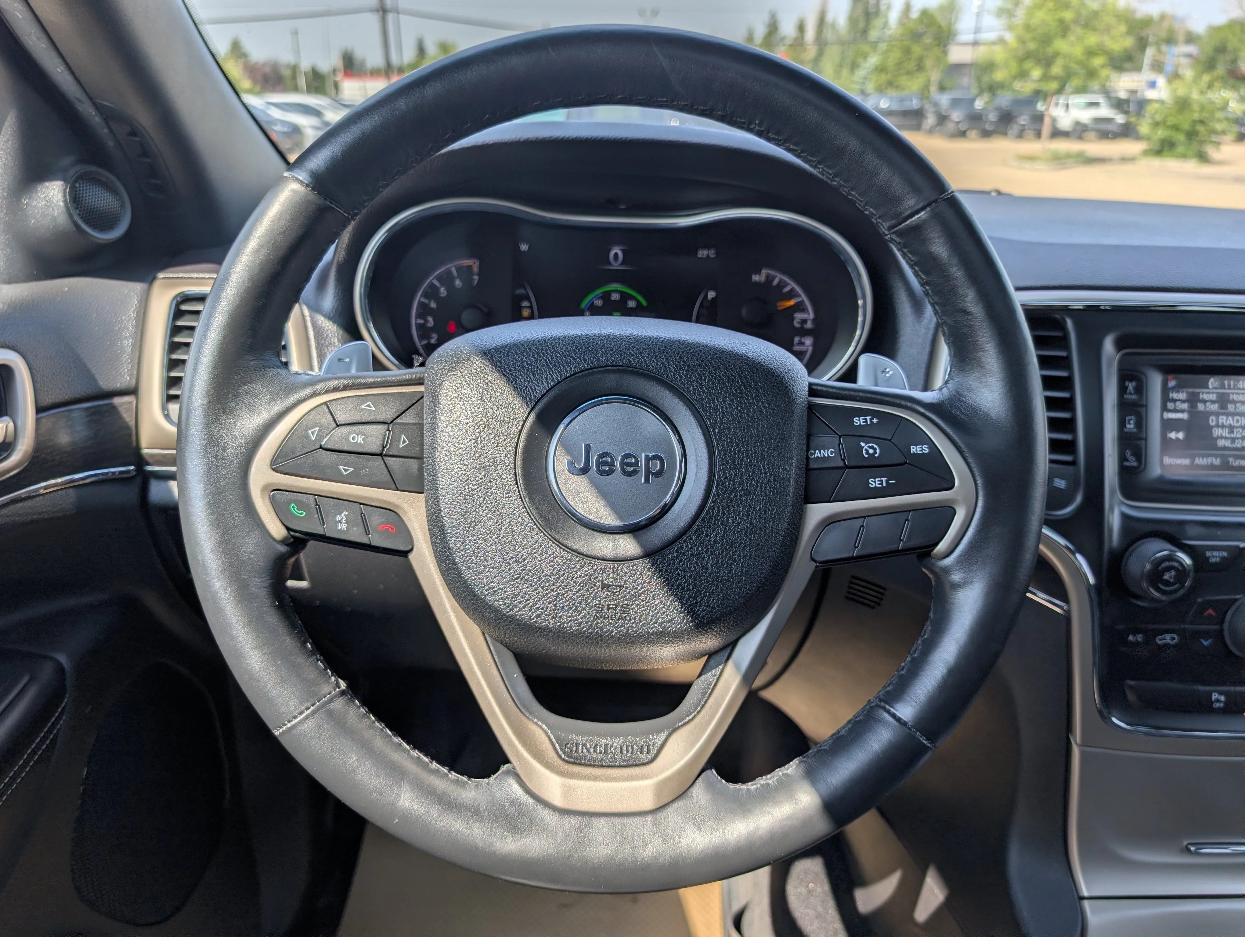Used 2014 Bright White Clearcoat Jeep Limited image 25