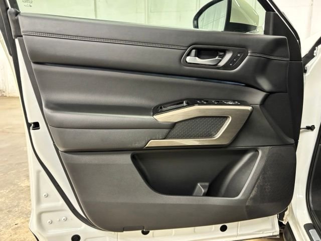 Used 2023 White Nissan Platinum image 18