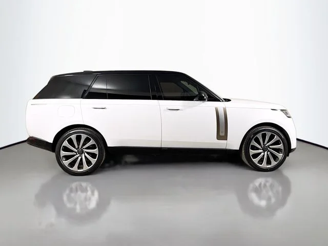 New 2026 Ostuni Pearl Wht Prem Met Land Rover SV image 4