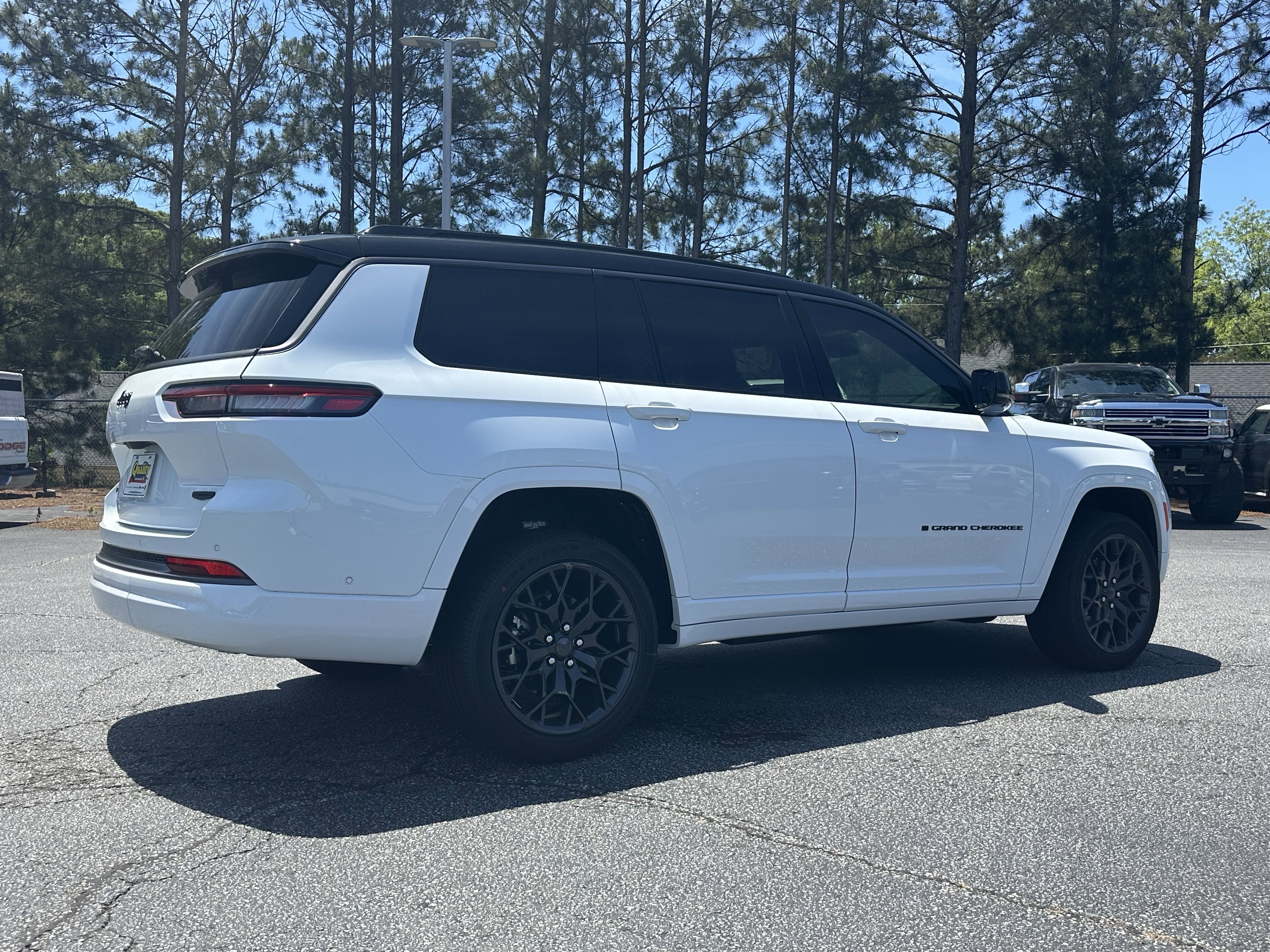 New 2026 Bright White Clear-Coat Exterior Paint Jeep Summit image 8