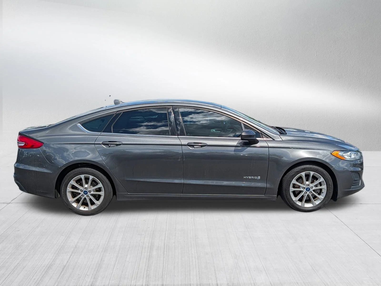 Used 2019 Magnetic Metallic Ford SE image 8