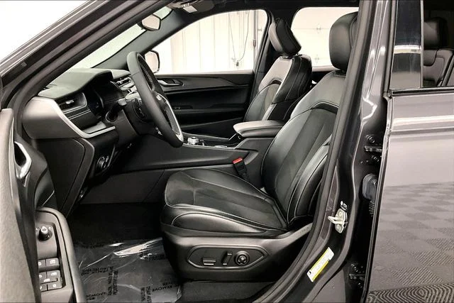 Used 2024 Baltic Gray Metallic Clearcoat Jeep Altitude X image 24