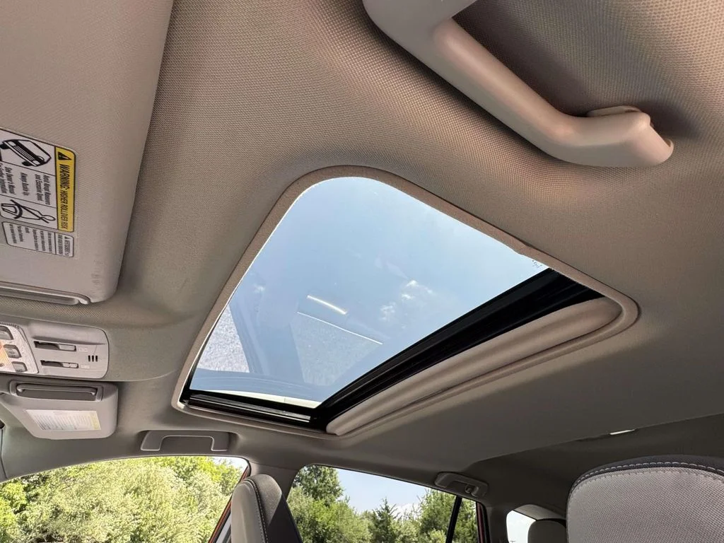 Used 2014 Red Toyota XLE image 4