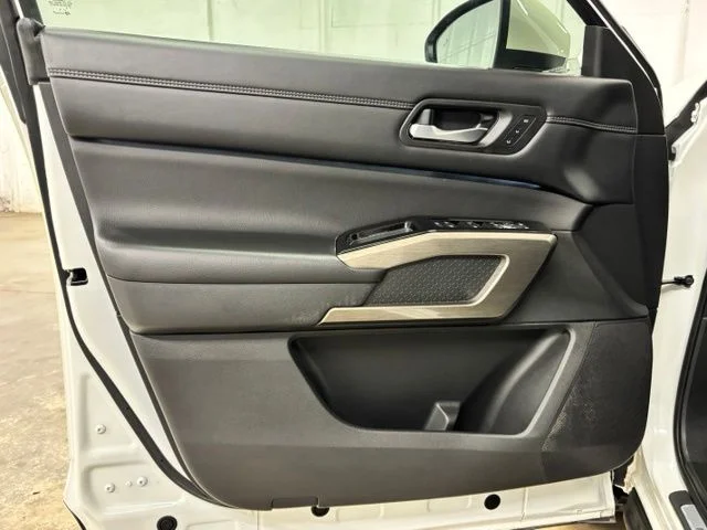 Used 2023 White Nissan Platinum image 18