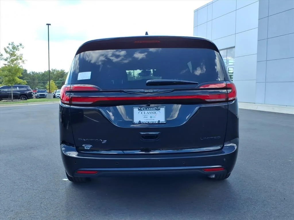 New 2026 Diamond Black Crystal Pearl-Coat Exterior Paint Chrysler Limited image 21