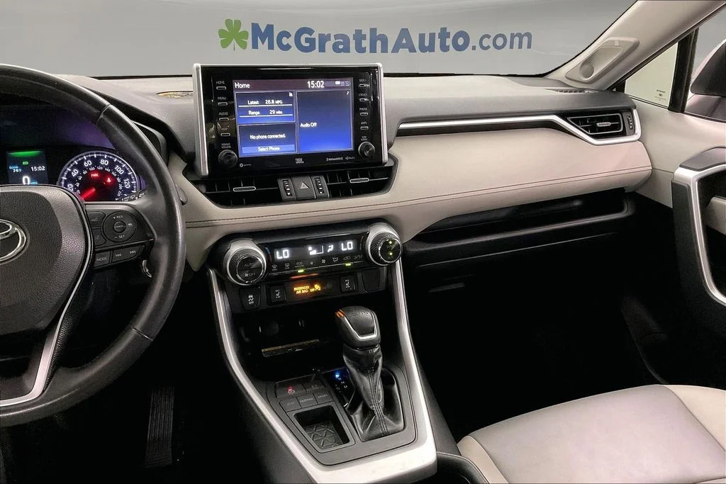 Used 2019 Silver Toyota XLE Premium image 9