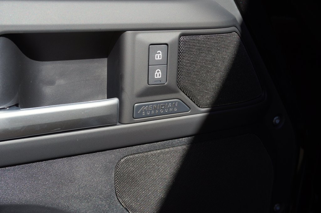 New 2026 Santorini Black Land Rover X-Dynamic SE image 11