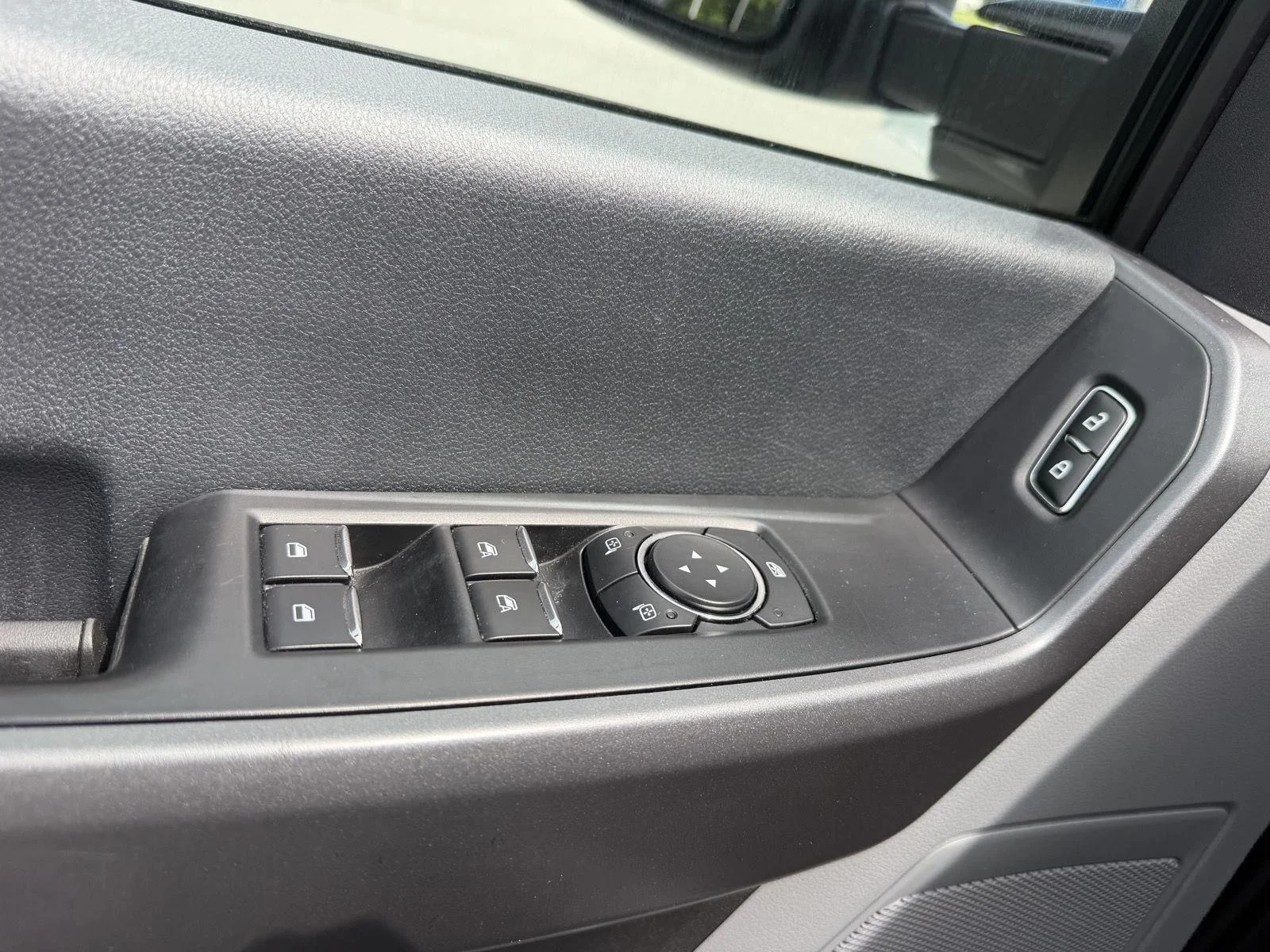 Used 2025 Oxford White Ford XLT image 32