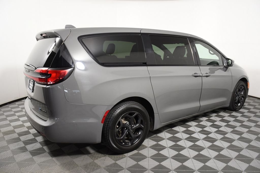 Used 2022 Ceramic Gray Clearcoat Chrysler Limited image 7