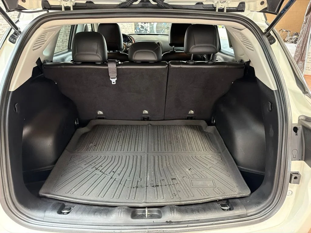 Used 2019 White Clearcoat Jeep Trailhawk image 13