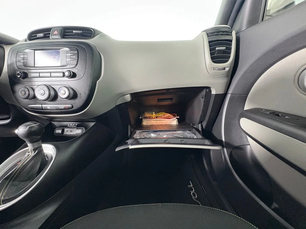 Used 2015 Silver Kia Plus image 28