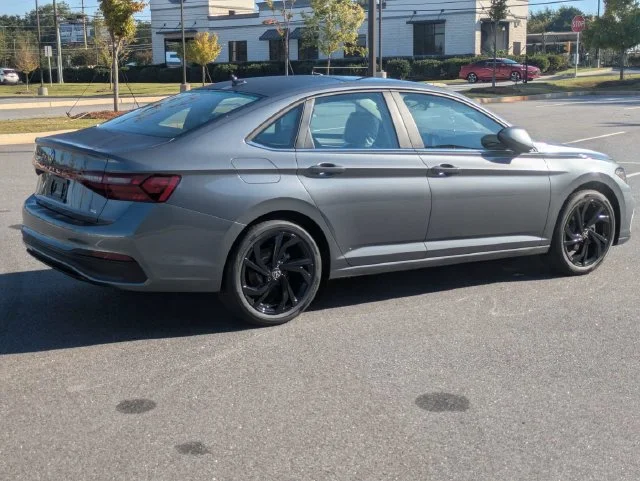 New 2027 Platinum Gray Metallic Volkswagen 1.5T SE image 4