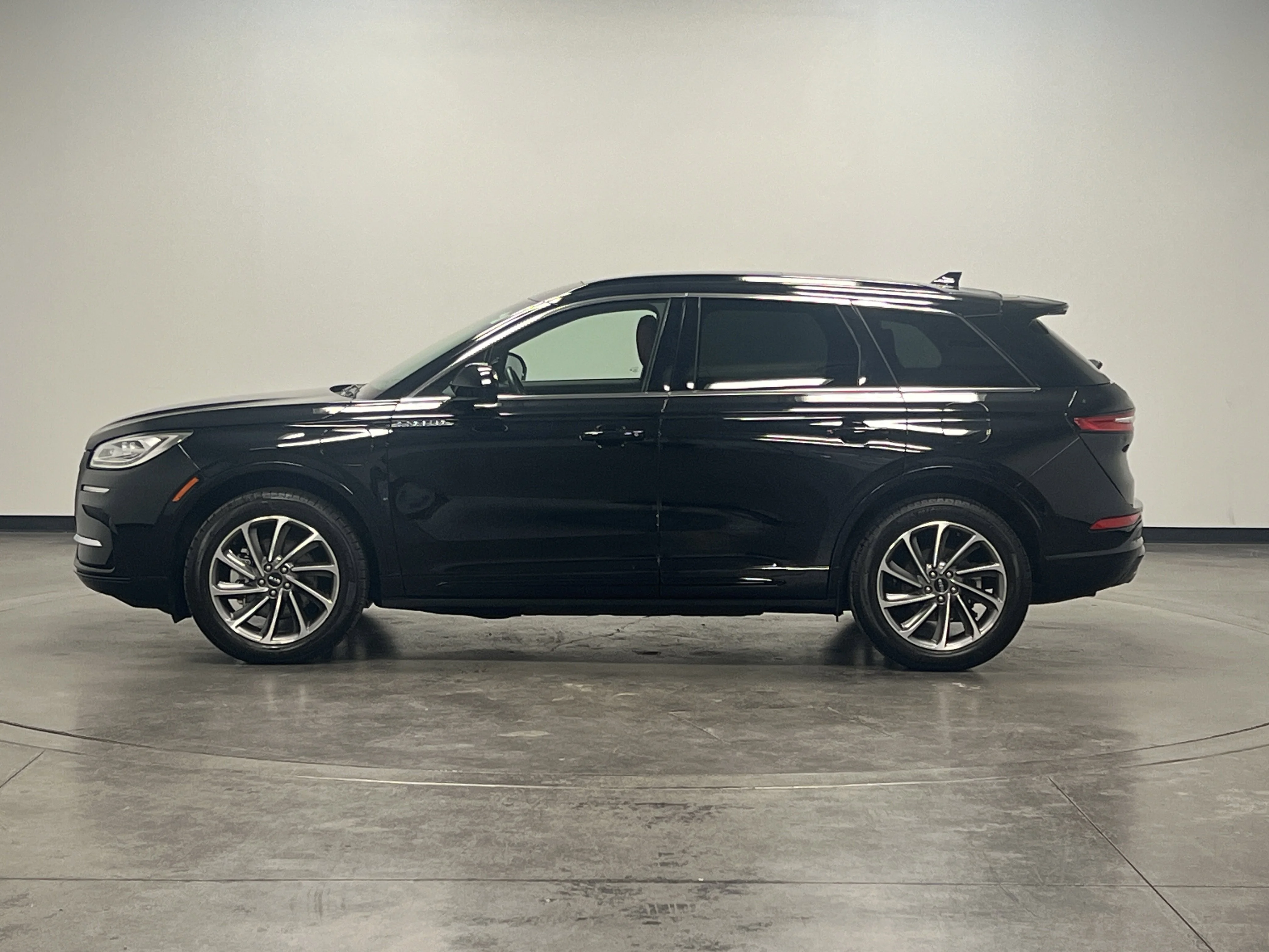 Used 2025 Infinite Black Metallic Clearcoat Lincoln Grand Touring image 5