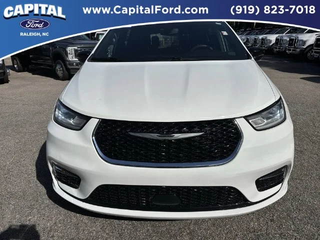 Used 2025 White Chrysler Select image 10