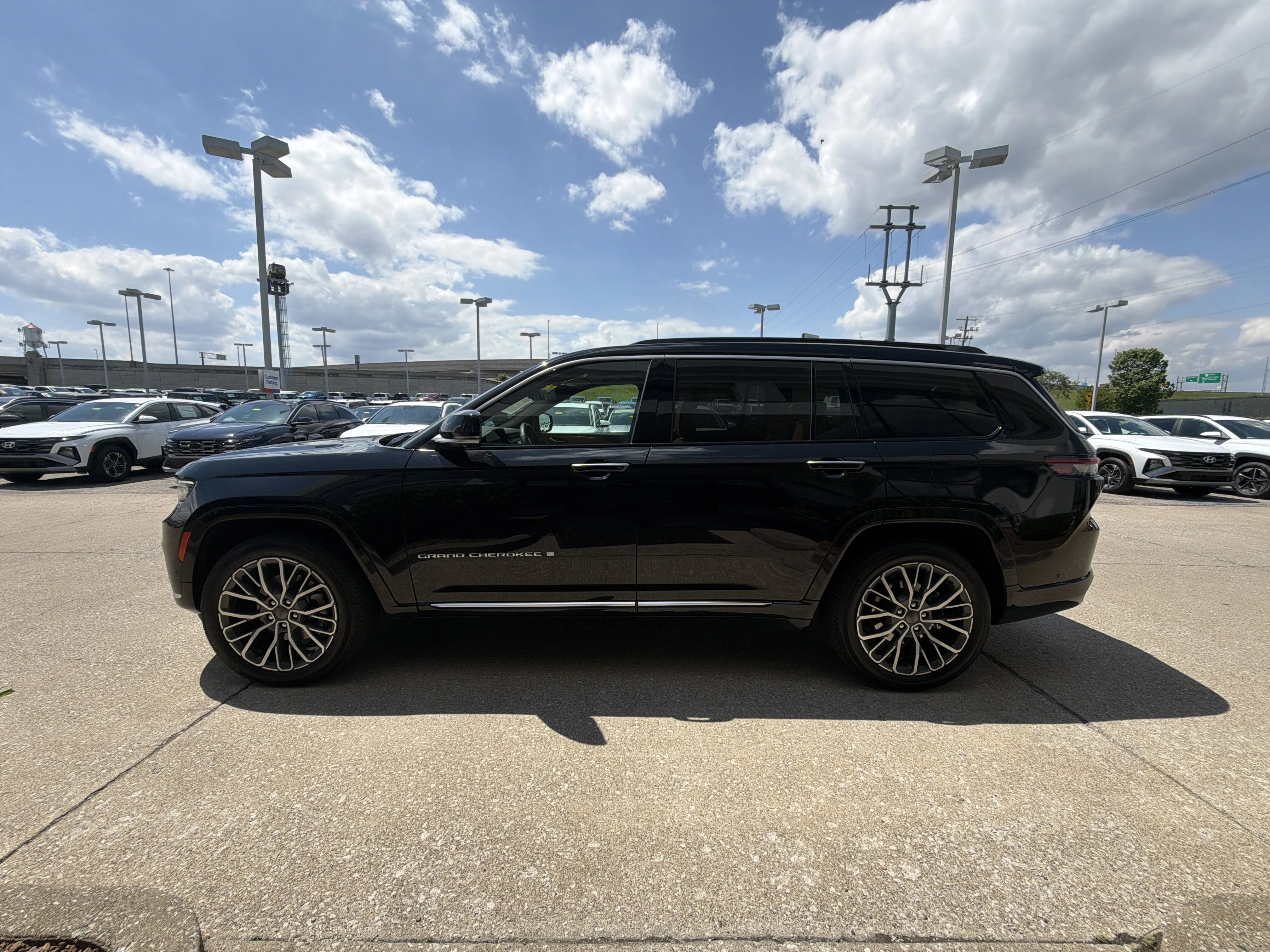 Used 2024 Diamond Black Crystal Pearlcoat Jeep Summit Reserve image 23