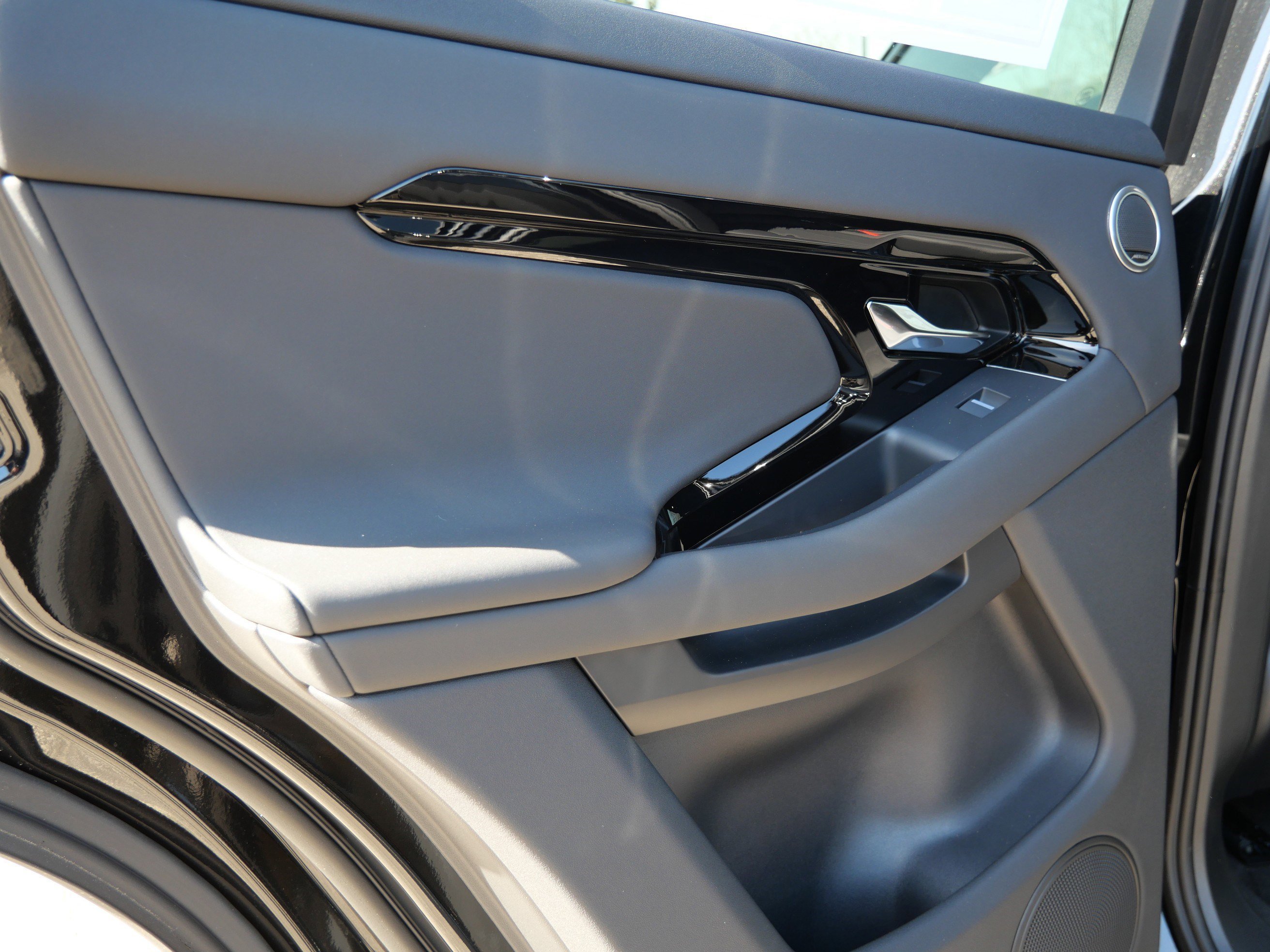 New 2026 Santorini Black LAND ROVER S image 7