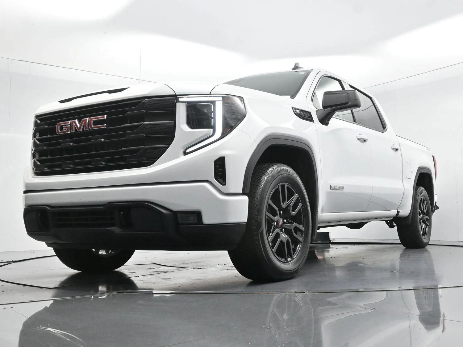 Used 2024 Summit White GMC Elevation image 43