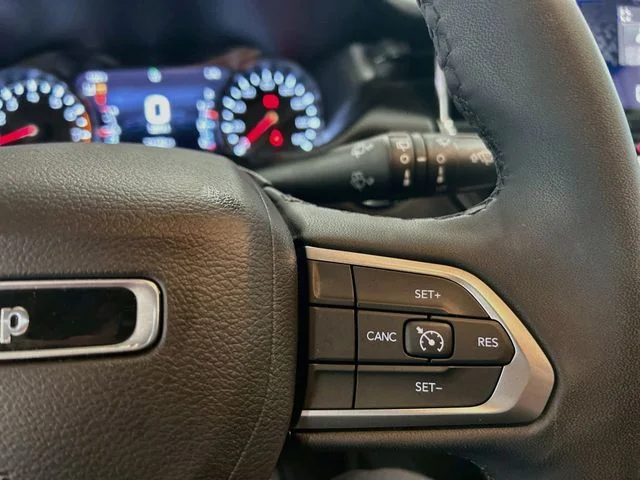 Used 2025 White Jeep Latitude image 37