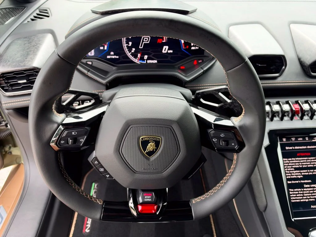 Used 2022 Green Lamborghini  image 13