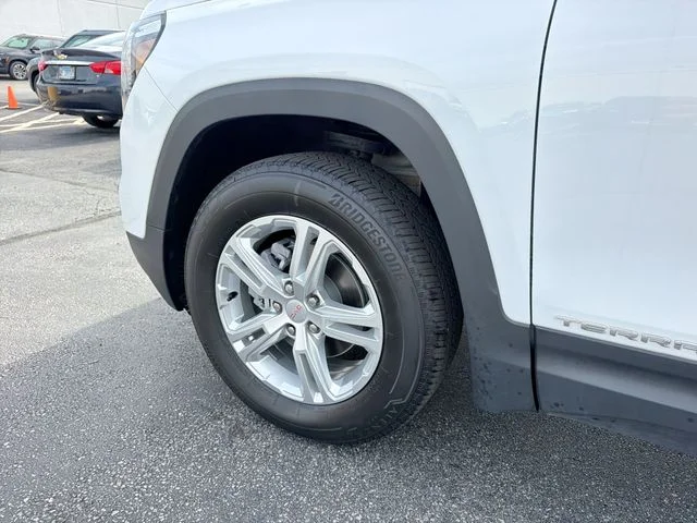 Used 2024 White GMC SLE image 31