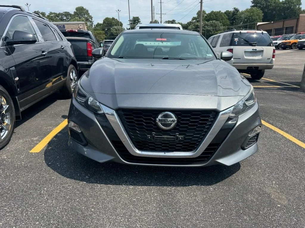 Used 2019 Gray Metallic Nissan 2.5 S image 3