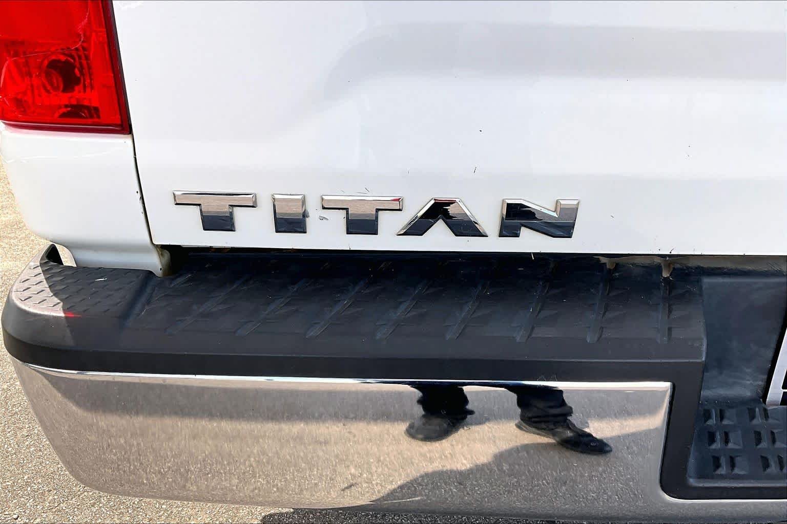 Used 2019 Glacier White Nissan SV image 10