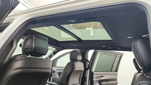 New 2026 Bright White Clear-Coat Exterior Paint Jeep Limited Reserve image 17