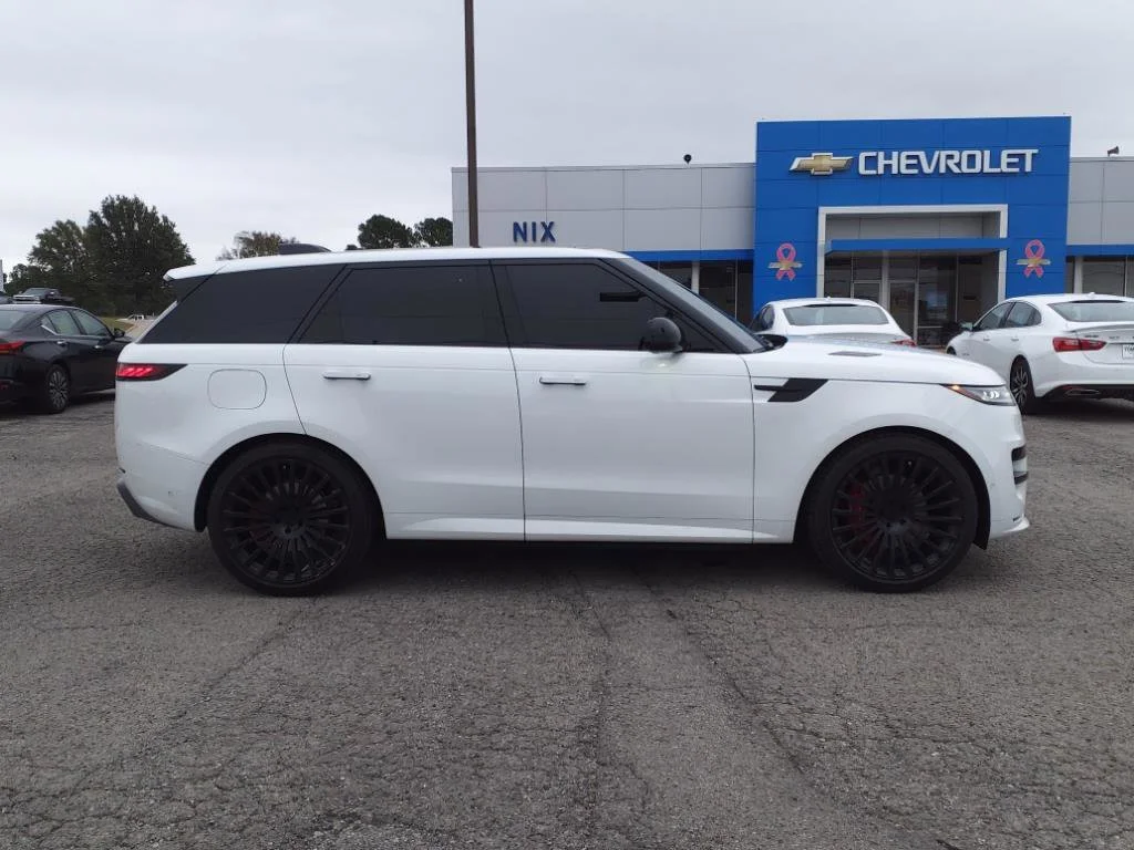 Used 2024 White Land Rover Dynamic SE image 19