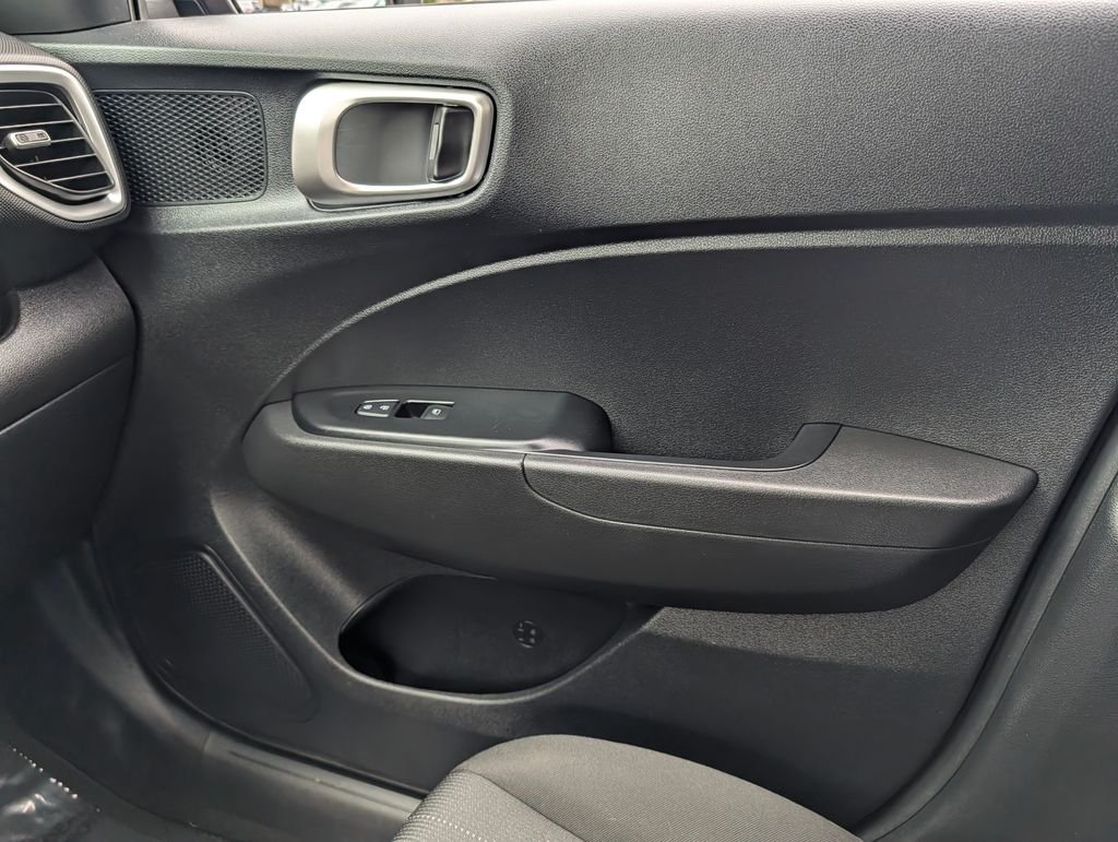2025 Hyundai Venue SE - Photo 22